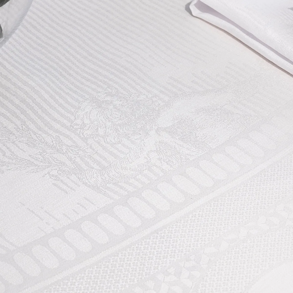 Evasion Celeste White 69" x 126" Tablecloth by Le Jacquard Français